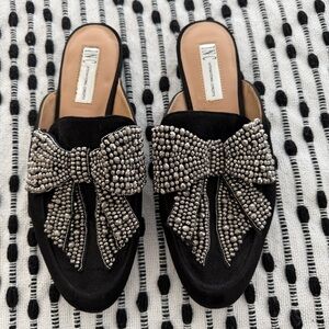 Nice silver bow slipper mule